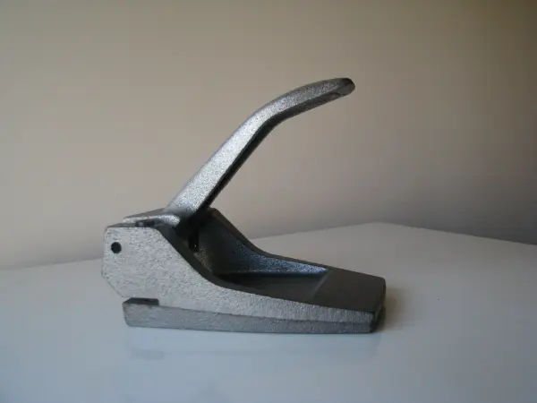 Stary, solidny, duży żeliwny dziurkacz PRL