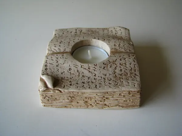 Stylowy świecznik – stara księga, przycisk do papieru 