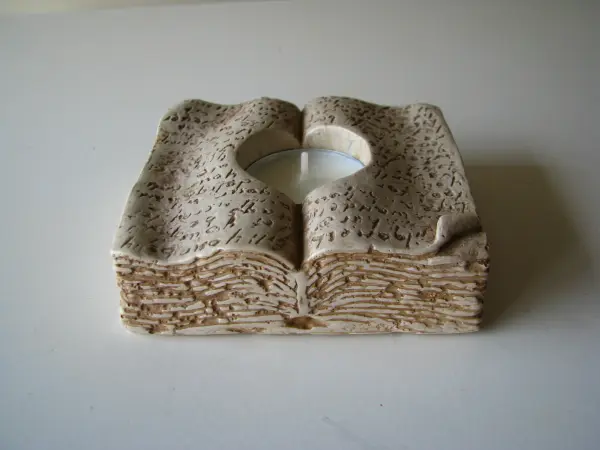 Stylowy świecznik – stara księga, przycisk do papieru 