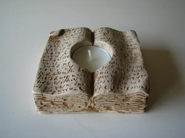 Stylowy świecznik – stara księga, przycisk do papieru 