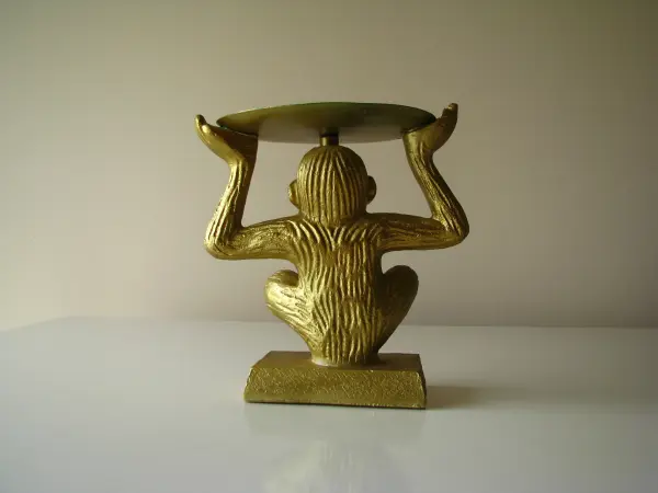 Świecznik złota małpka na dużą świecę, figurka 