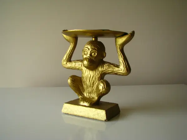 Świecznik złota małpka na dużą świecę, figurka 