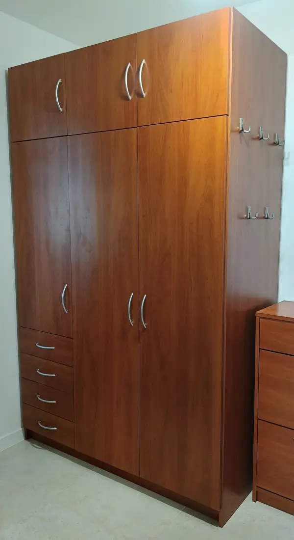 Trzydrzwiowa szafa z nadstawką i szufladami 140x60x220