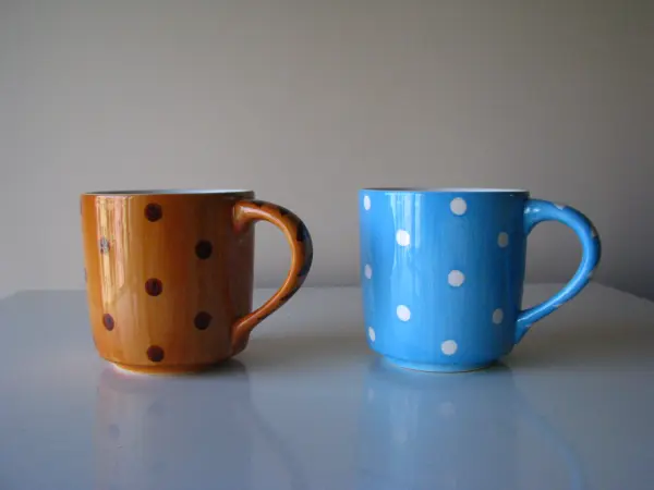 Urocze kubki w kropki z figurką delfina i pieska w środku 3D