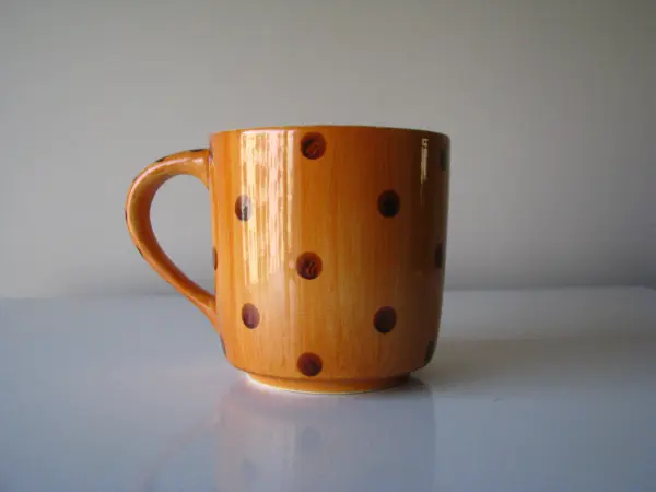 Urocze kubki w kropki z figurką delfina i pieska w środku 3D