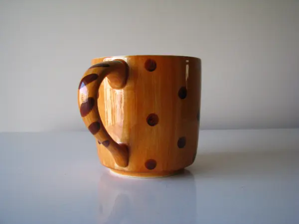 Urocze kubki w kropki z figurką delfina i pieska w środku 3D