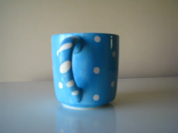 Urocze kubki w kropki z figurką delfina i pieska w środku 3D