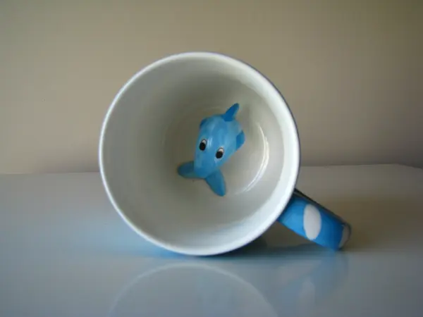 Urocze kubki w kropki z figurką delfina i pieska w środku 3D