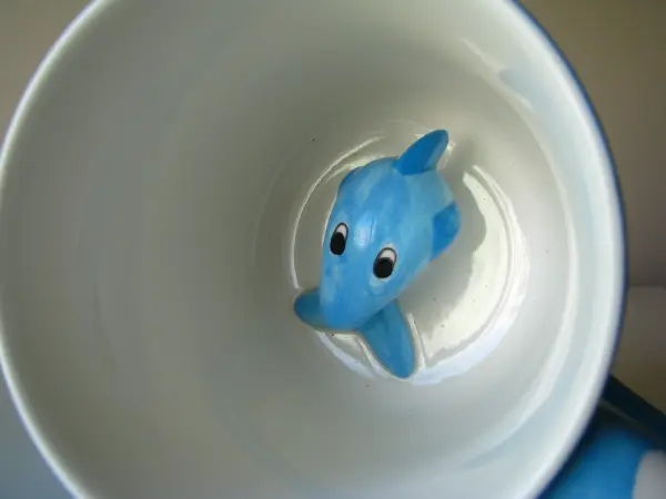 Urocze kubki w kropki z figurką delfina i pieska w środku 3D