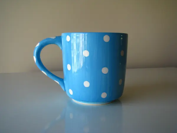 Urocze kubki w kropki z figurką delfina i pieska w środku 3D