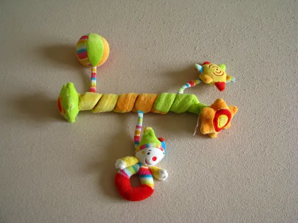 Zawieszka spiralna z maskotką do wózka z dźwiękowymi zabawka