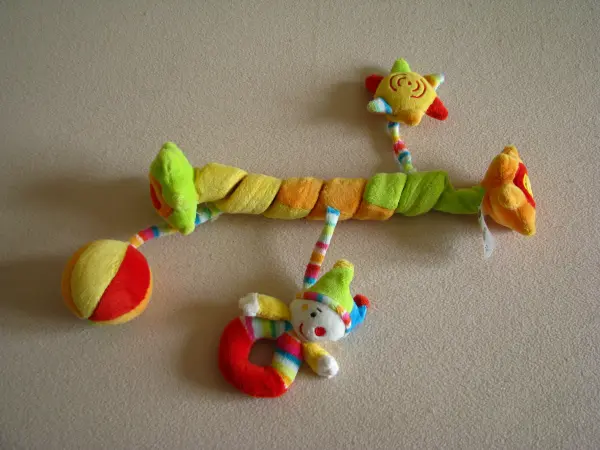 Zawieszka spiralna z maskotką do wózka z dźwiękowymi zabawka