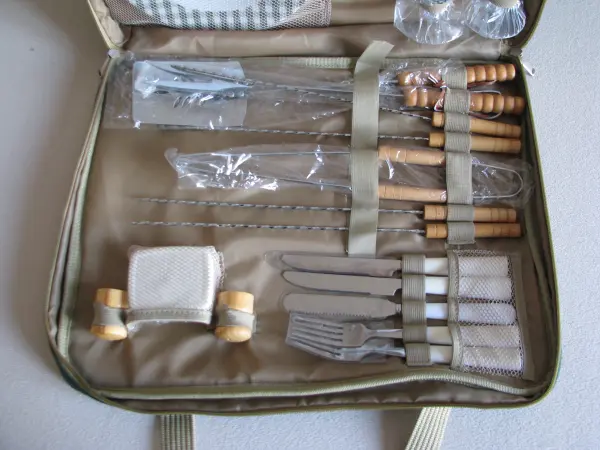 Zestaw grillowo - piknikowy z wyposażeniem + grill przenośny