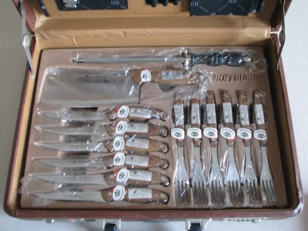 Zestaw noży kuchennych i sztućców w walizce 24 elem Hoffburg