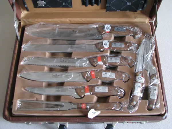 Zestaw noży kuchennych i sztućców w walizce 24 elem Hoffburg